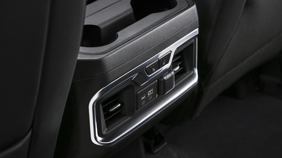Детали интерьера GMC Sierra Denali Crew Cab 2018 года  (фото 21 из 45)